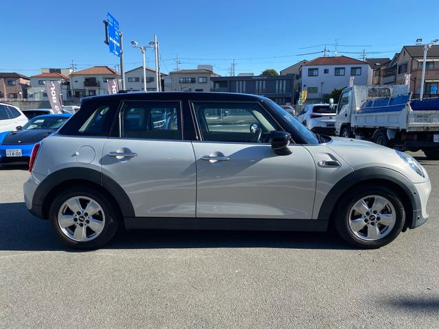 ＭＩＮＩ クーパー　カメラ／パーキングアシストＰＫＧ　ペッパーＰＫＧ　ライトＰＫＧ　エキサイトメントＰＫＧ　ストレージコンバートメントＰＫＧ　コンフォートアクセス　禁煙車　ＥＴＣ　クリアランスソナー　前後フォグランプ（4枚目）