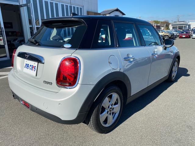 ＭＩＮＩ クーパー　カメラ／パーキングアシストＰＫＧ　ペッパーＰＫＧ　ライトＰＫＧ　エキサイトメントＰＫＧ　ストレージコンバートメントＰＫＧ　コンフォートアクセス　禁煙車　ＥＴＣ　クリアランスソナー　前後フォグランプ（5枚目）