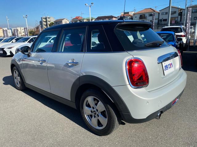 ＭＩＮＩ クーパー　カメラ／パーキングアシストＰＫＧ　ペッパーＰＫＧ　ライトＰＫＧ　エキサイトメントＰＫＧ　ストレージコンバートメントＰＫＧ　コンフォートアクセス　禁煙車　ＥＴＣ　クリアランスソナー　前後フォグランプ（7枚目）