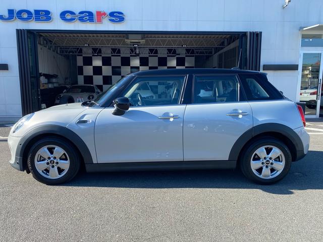 ＭＩＮＩ クーパー　カメラ／パーキングアシストＰＫＧ　ペッパーＰＫＧ　ライトＰＫＧ　エキサイトメントＰＫＧ　ストレージコンバートメントＰＫＧ　コンフォートアクセス　禁煙車　ＥＴＣ　クリアランスソナー　前後フォグランプ（8枚目）