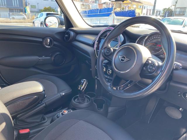 ＭＩＮＩ クーパー　カメラ／パーキングアシストＰＫＧ　ペッパーＰＫＧ　ライトＰＫＧ　エキサイトメントＰＫＧ　ストレージコンバートメントＰＫＧ　コンフォートアクセス　禁煙車　ＥＴＣ　クリアランスソナー　前後フォグランプ（11枚目）