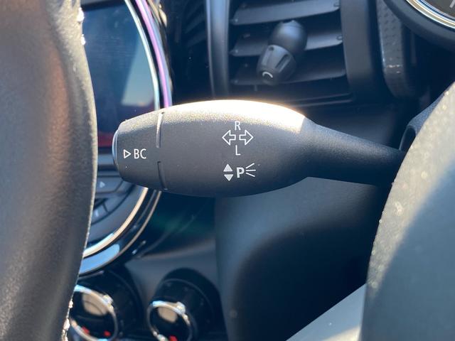 ＭＩＮＩ クーパー　カメラ／パーキングアシストＰＫＧ　ペッパーＰＫＧ　ライトＰＫＧ　エキサイトメントＰＫＧ　ストレージコンバートメントＰＫＧ　コンフォートアクセス　禁煙車　ＥＴＣ　クリアランスソナー　前後フォグランプ（17枚目）