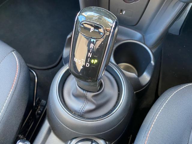 ＭＩＮＩ クーパー　カメラ／パーキングアシストＰＫＧ　ペッパーＰＫＧ　ライトＰＫＧ　エキサイトメントＰＫＧ　ストレージコンバートメントＰＫＧ　コンフォートアクセス　禁煙車　ＥＴＣ　クリアランスソナー　前後フォグランプ（25枚目）