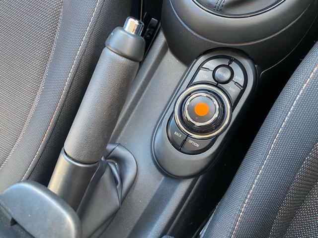 ＭＩＮＩ クーパー　カメラ／パーキングアシストＰＫＧ　ペッパーＰＫＧ　ライトＰＫＧ　エキサイトメントＰＫＧ　ストレージコンバートメントＰＫＧ　コンフォートアクセス　禁煙車　ＥＴＣ　クリアランスソナー　前後フォグランプ（26枚目）