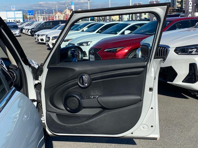 ＭＩＮＩ クーパー　カメラ／パーキングアシストＰＫＧ　ペッパーＰＫＧ　ライトＰＫＧ　エキサイトメントＰＫＧ　ストレージコンバートメントＰＫＧ　コンフォートアクセス　禁煙車　ＥＴＣ　クリアランスソナー　前後フォグランプ（33枚目）