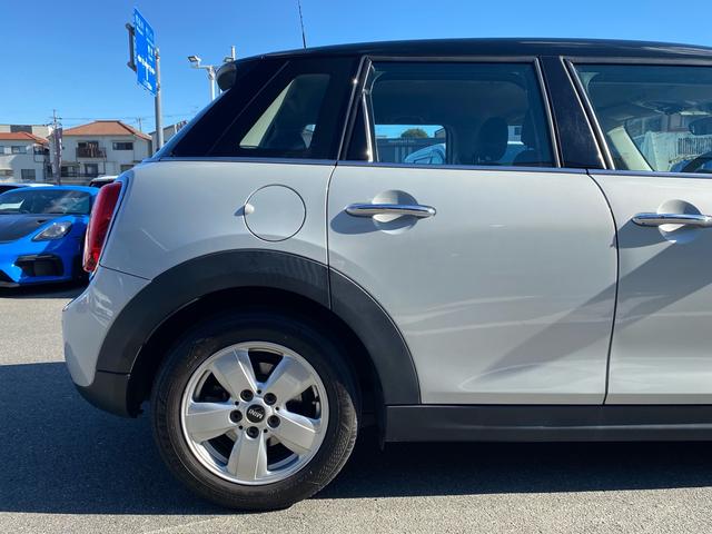 ＭＩＮＩ クーパー　カメラ／パーキングアシストＰＫＧ　ペッパーＰＫＧ　ライトＰＫＧ　エキサイトメントＰＫＧ　ストレージコンバートメントＰＫＧ　コンフォートアクセス　禁煙車　ＥＴＣ　クリアランスソナー　前後フォグランプ（58枚目）