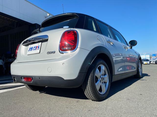 ＭＩＮＩ クーパー　カメラ／パーキングアシストＰＫＧ　ペッパーＰＫＧ　ライトＰＫＧ　エキサイトメントＰＫＧ　ストレージコンバートメントＰＫＧ　コンフォートアクセス　禁煙車　ＥＴＣ　クリアランスソナー　前後フォグランプ（59枚目）