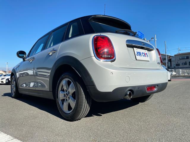 ＭＩＮＩ クーパー　カメラ／パーキングアシストＰＫＧ　ペッパーＰＫＧ　ライトＰＫＧ　エキサイトメントＰＫＧ　ストレージコンバートメントＰＫＧ　コンフォートアクセス　禁煙車　ＥＴＣ　クリアランスソナー　前後フォグランプ（62枚目）