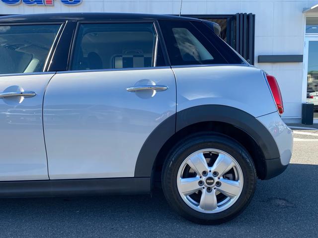 ＭＩＮＩ クーパー　カメラ／パーキングアシストＰＫＧ　ペッパーＰＫＧ　ライトＰＫＧ　エキサイトメントＰＫＧ　ストレージコンバートメントＰＫＧ　コンフォートアクセス　禁煙車　ＥＴＣ　クリアランスソナー　前後フォグランプ（66枚目）