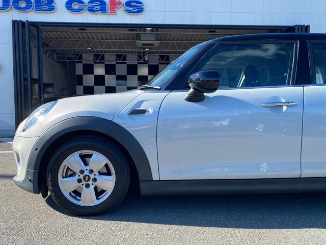 ＭＩＮＩ クーパー　カメラ／パーキングアシストＰＫＧ　ペッパーＰＫＧ　ライトＰＫＧ　エキサイトメントＰＫＧ　ストレージコンバートメントＰＫＧ　コンフォートアクセス　禁煙車　ＥＴＣ　クリアランスソナー　前後フォグランプ（67枚目）