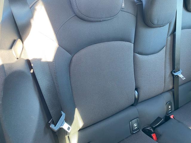 ＭＩＮＩ クーパー　カメラ／パーキングアシストＰＫＧ　ペッパーＰＫＧ　ライトＰＫＧ　エキサイトメントＰＫＧ　ストレージコンバートメントＰＫＧ　コンフォートアクセス　禁煙車　ＥＴＣ　クリアランスソナー　前後フォグランプ（76枚目）