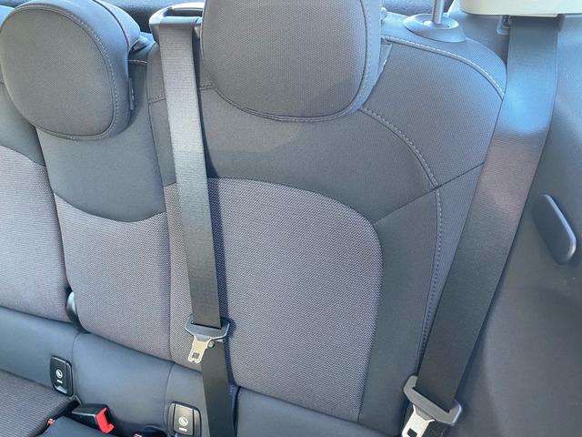 ＭＩＮＩ クーパー　カメラ／パーキングアシストＰＫＧ　ペッパーＰＫＧ　ライトＰＫＧ　エキサイトメントＰＫＧ　ストレージコンバートメントＰＫＧ　コンフォートアクセス　禁煙車　ＥＴＣ　クリアランスソナー　前後フォグランプ（78枚目）