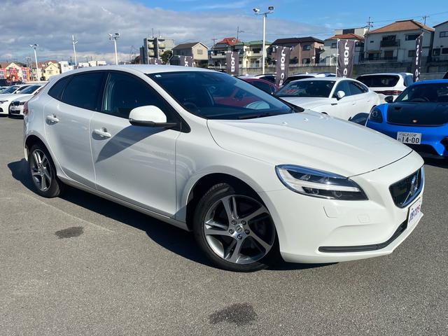 Ｖ４０ Ｔ３　モメンタム　禁煙車　バックカメラ　ＥＴＣ　ドラレコ　キーレスドライブ　運転席メモリ付きパワーシート　ＨＤＤナビ　ワンセグ　純正１７インチアルミホイール　　オートライト　革巻きステアリングホイール　合皮コンビシート（3枚目）