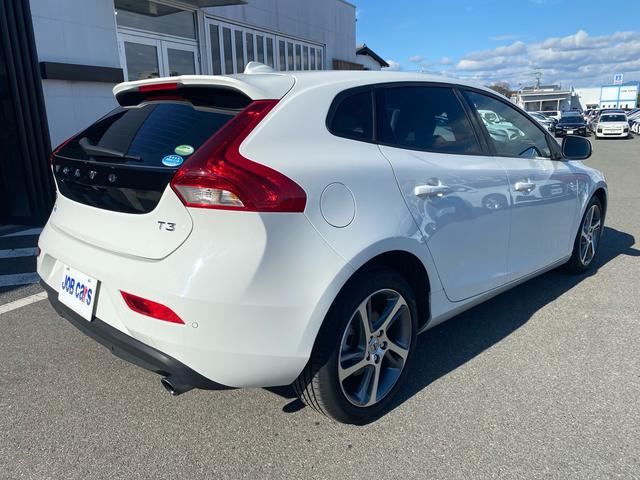 Ｖ４０ Ｔ３　モメンタム　禁煙車　バックカメラ　ＥＴＣ　ドラレコ　キーレスドライブ　運転席メモリ付きパワーシート　ＨＤＤナビ　ワンセグ　純正１７インチアルミホイール　　オートライト　革巻きステアリングホイール　合皮コンビシート（5枚目）