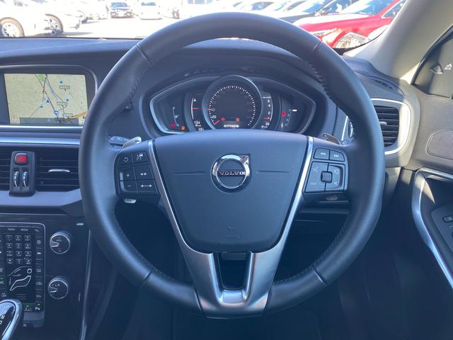 Ｖ４０ Ｔ３　モメンタム　禁煙車　バックカメラ　ＥＴＣ　ドラレコ　キーレスドライブ　運転席メモリ付きパワーシート　ＨＤＤナビ　ワンセグ　純正１７インチアルミホイール　　オートライト　革巻きステアリングホイール　合皮コンビシート（13枚目）