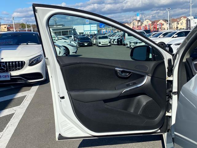 Ｖ４０ Ｔ３　モメンタム　禁煙車　バックカメラ　ＥＴＣ　ドラレコ　キーレスドライブ　運転席メモリ付きパワーシート　ＨＤＤナビ　ワンセグ　純正１７インチアルミホイール　　オートライト　革巻きステアリングホイール　合皮コンビシート（32枚目）