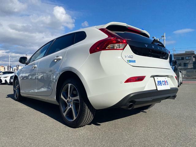 Ｖ４０ Ｔ３　モメンタム　禁煙車　バックカメラ　ＥＴＣ　ドラレコ　キーレスドライブ　運転席メモリ付きパワーシート　ＨＤＤナビ　ワンセグ　純正１７インチアルミホイール　　オートライト　革巻きステアリングホイール　合皮コンビシート（62枚目）