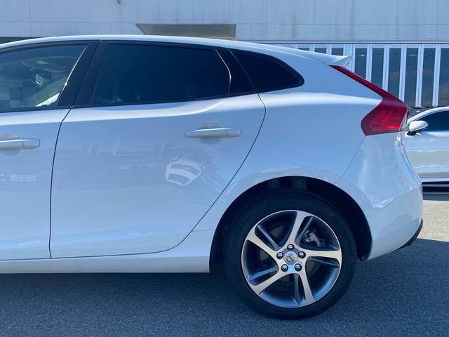 Ｖ４０ Ｔ３　モメンタム　禁煙車　バックカメラ　ＥＴＣ　ドラレコ　キーレスドライブ　運転席メモリ付きパワーシート　ＨＤＤナビ　ワンセグ　純正１７インチアルミホイール　　オートライト　革巻きステアリングホイール　合皮コンビシート（66枚目）