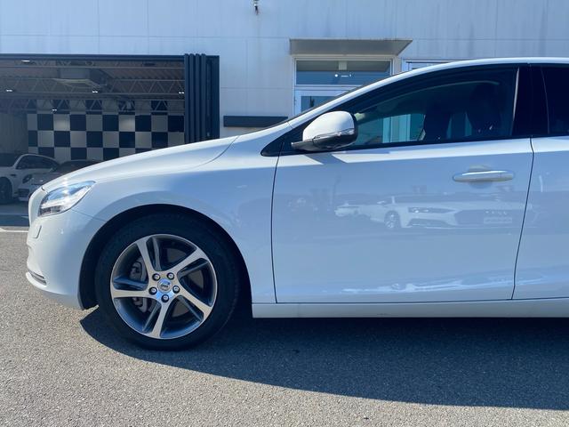 Ｖ４０ Ｔ３　モメンタム　禁煙車　バックカメラ　ＥＴＣ　ドラレコ　キーレスドライブ　運転席メモリ付きパワーシート　ＨＤＤナビ　ワンセグ　純正１７インチアルミホイール　　オートライト　革巻きステアリングホイール　合皮コンビシート（67枚目）