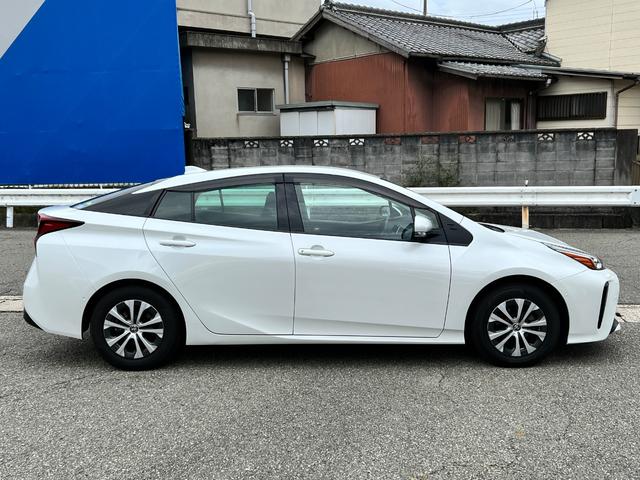 プリウス Ａプレミアム　後期型　衝突軽減ブレーキ　全方位カメラ　９型ナビＴＶ　Ｂｌｕｅｔｏｏｔｈ　ＥＴＣ２．０　黒革シート　シートヒーター　エアシート　パワーシート　ＨＵＤ　レーンアシスト　オートハイビーム　保証付（16枚目）