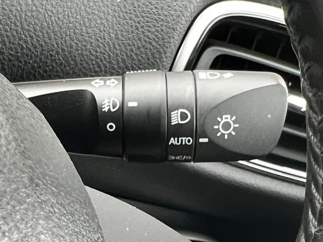 プリウス Ａプレミアム　後期型　衝突軽減ブレーキ　全方位カメラ　９型ナビＴＶ　Ｂｌｕｅｔｏｏｔｈ　ＥＴＣ２．０　黒革シート　シートヒーター　エアシート　パワーシート　ＨＵＤ　レーンアシスト　オートハイビーム　保証付（44枚目）