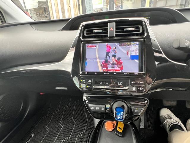 プリウス Ａプレミアム　後期型　衝突軽減ブレーキ　全方位カメラ　９型ナビＴＶ　Ｂｌｕｅｔｏｏｔｈ　ＥＴＣ２．０　黒革シート　シートヒーター　エアシート　パワーシート　ＨＵＤ　レーンアシスト　オートハイビーム　保証付（49枚目）