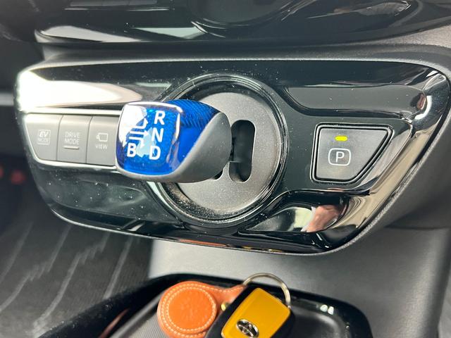 プリウス Ａプレミアム　後期型　衝突軽減ブレーキ　全方位カメラ　９型ナビＴＶ　Ｂｌｕｅｔｏｏｔｈ　ＥＴＣ２．０　黒革シート　シートヒーター　エアシート　パワーシート　ＨＵＤ　レーンアシスト　オートハイビーム　保証付（50枚目）