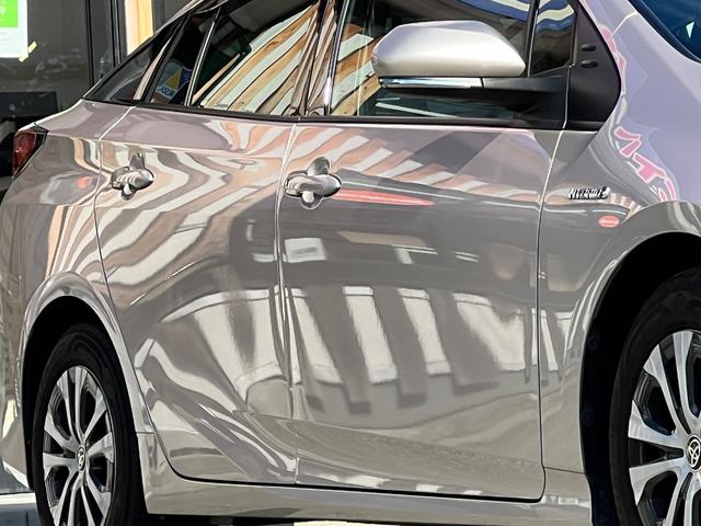 プリウス Ａプレミアム　後期型　衝突軽減ブレーキ　純正アルミ　９型ナビＴＶ　フロントカメラ　バックカメラ　Ｂｌｕｅｔｏｏｔｈ　ＥＴＣ　ドラレコ　黒革シート　電動シート　シートヒーター　シートエアコン　クルコン　ＨＵＤ　保証付（3枚目）