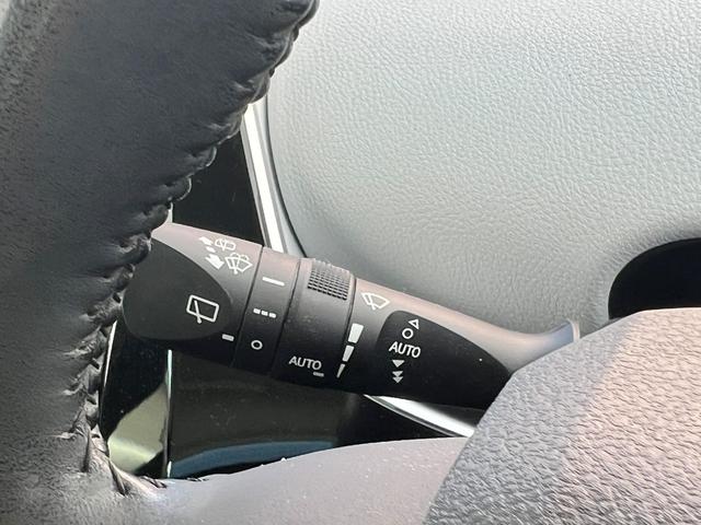 プリウス Ａプレミアム　後期型　衝突軽減ブレーキ　純正アルミ　９型ナビＴＶ　フロントカメラ　バックカメラ　Ｂｌｕｅｔｏｏｔｈ　ＥＴＣ　ドラレコ　黒革シート　電動シート　シートヒーター　シートエアコン　クルコン　ＨＵＤ　保証付（40枚目）