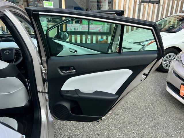 プリウス Ａプレミアム　後期型　衝突軽減ブレーキ　純正アルミ　９型ナビＴＶ　フロントカメラ　バックカメラ　Ｂｌｕｅｔｏｏｔｈ　ＥＴＣ　ドラレコ　黒革シート　電動シート　シートヒーター　シートエアコン　クルコン　ＨＵＤ　保証付（78枚目）