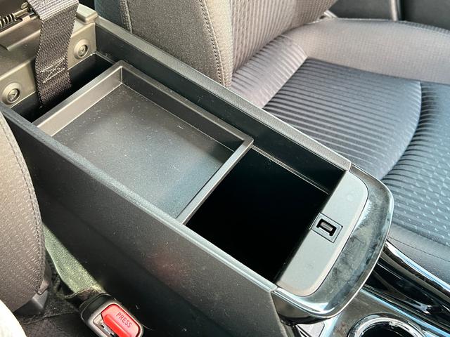 プリウス Ｓセーフティプラス　ツートーン　衝突軽減ブレーキ　ナビ　ＴＶ　バックカメラ　Ｂｌｕｅｔｏｏｔｈ　ＥＴＣ　クルーズコントロール　純正１７インチアルミホイール　保証付（55枚目）