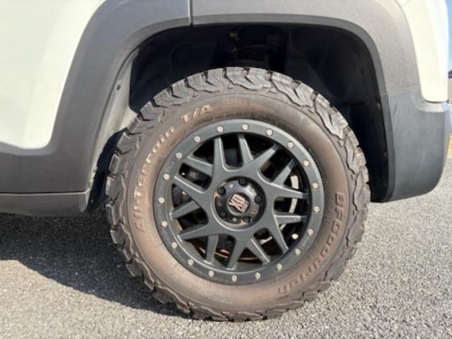 ジープ・レネゲード リミテッド 本革シート・パワーシート(左右)・オートエアコン・ガラスサンルーフ・16AW・ナビTV(8インチ)・バックカメラ・ETC・シートヒーター・クルーズコントロール・(4枚目)