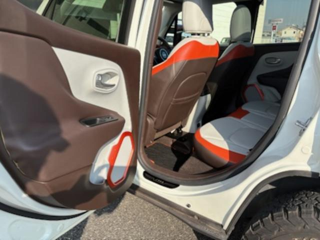 ジープ・レネゲード リミテッド 本革シート・パワーシート(左右)・オートエアコン・ガラスサンルーフ・16AW・ナビTV(8インチ)・バックカメラ・ETC・シートヒーター・クルーズコントロール・(18枚目)