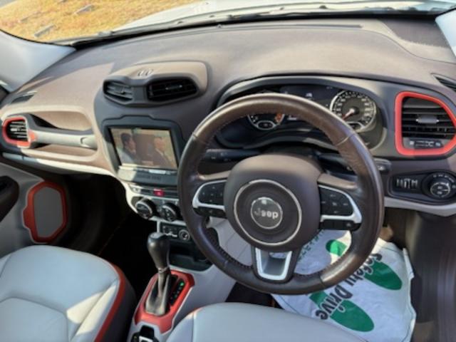 ジープ・レネゲード リミテッド 本革シート・パワーシート(左右)・オートエアコン・ガラスサンルーフ・16AW・ナビTV(8インチ)・バックカメラ・ETC・シートヒーター・クルーズコントロール・(20枚目)