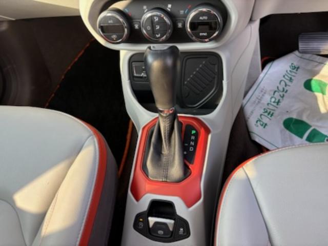 ジープ・レネゲード リミテッド 本革シート・パワーシート(左右)・オートエアコン・ガラスサンルーフ・16AW・ナビTV(8インチ)・バックカメラ・ETC・シートヒーター・クルーズコントロール・(25枚目)