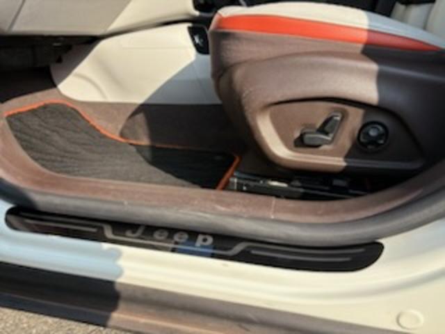 ジープ・レネゲード リミテッド 本革シート・パワーシート(左右)・オートエアコン・ガラスサンルーフ・16AW・ナビTV(8インチ)・バックカメラ・ETC・シートヒーター・クルーズコントロール・(27枚目)