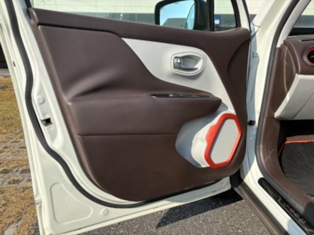 ジープ・レネゲード リミテッド 本革シート・パワーシート(左右)・オートエアコン・ガラスサンルーフ・16AW・ナビTV(8インチ)・バックカメラ・ETC・シートヒーター・クルーズコントロール・(30枚目)