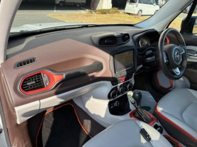 ジープ・レネゲード リミテッド 本革シート・パワーシート(左右)・オートエアコン・ガラスサンルーフ・16AW・ナビTV(8インチ)・バックカメラ・ETC・シートヒーター・クルーズコントロール・(35枚目)