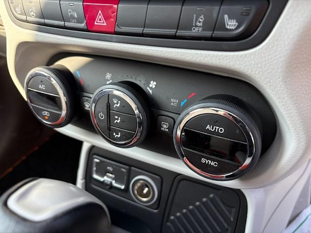 ジープ・レネゲード リミテッド 本革シート・パワーシート(左右)・オートエアコン・ガラスサンルーフ・16AW・ナビTV(8インチ)・バックカメラ・ETC・シートヒーター・クルーズコントロール・(36枚目)