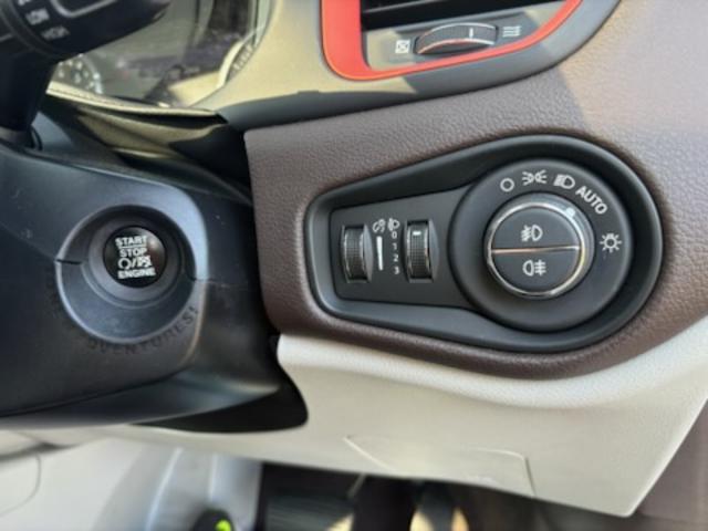 ジープ・レネゲード リミテッド 本革シート・パワーシート(左右)・オートエアコン・ガラスサンルーフ・16AW・ナビTV(8インチ)・バックカメラ・ETC・シートヒーター・クルーズコントロール・(42枚目)