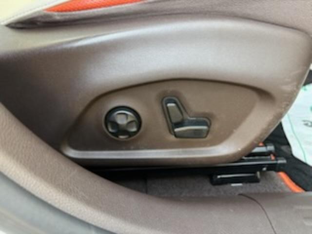 ジープ・レネゲード リミテッド 本革シート・パワーシート(左右)・オートエアコン・ガラスサンルーフ・16AW・ナビTV(8インチ)・バックカメラ・ETC・シートヒーター・クルーズコントロール・(47枚目)