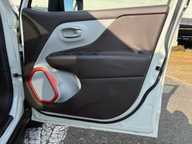 ジープ・レネゲード リミテッド 本革シート・パワーシート(左右)・オートエアコン・ガラスサンルーフ・16AW・ナビTV(8インチ)・バックカメラ・ETC・シートヒーター・クルーズコントロール・(50枚目)