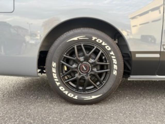 キャラバン グランドプレミアムGX ベッドキットシステム・サイドオーニング・ステアリングスイッチ(クルコン)・ローダウン・ショック・スタビ・16AW・Sマフラー・ナビTV(9インチ)・フリックダウン・スピーカー・Sコンシール・Sキャビ(9枚目)