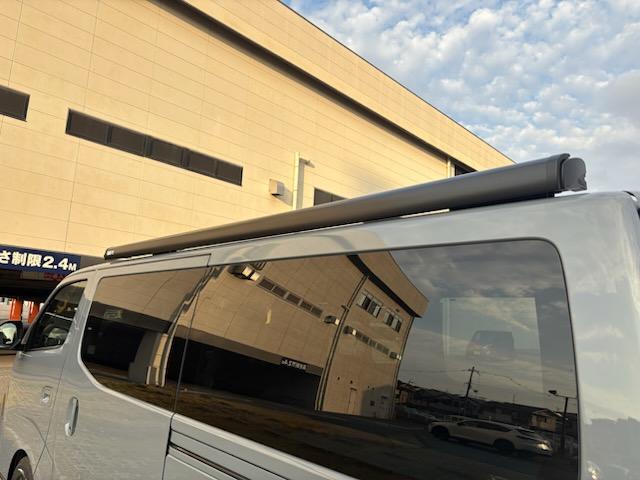 キャラバン グランドプレミアムGX ベッドキットシステム・サイドオーニング・ステアリングスイッチ(クルコン)・ローダウン・ショック・スタビ・16AW・Sマフラー・ナビTV(9インチ)・フリックダウン・スピーカー・Sコンシール・Sキャビ(13枚目)