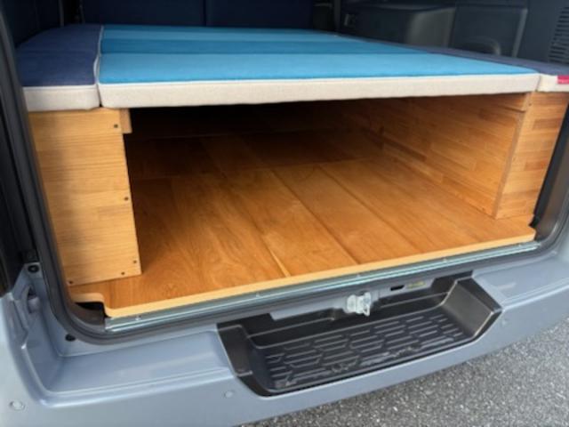 キャラバン グランドプレミアムGX ベッドキットシステム・サイドオーニング・ステアリングスイッチ(クルコン)・ローダウン・ショック・スタビ・16AW・Sマフラー・ナビTV(9インチ)・フリックダウン・スピーカー・Sコンシール・Sキャビ(48枚目)