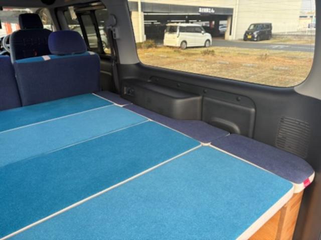 キャラバン グランドプレミアムGX ベッドキットシステム・サイドオーニング・ステアリングスイッチ(クルコン)・ローダウン・ショック・スタビ・16AW・Sマフラー・ナビTV(9インチ)・フリックダウン・スピーカー・Sコンシール・Sキャビ(50枚目)