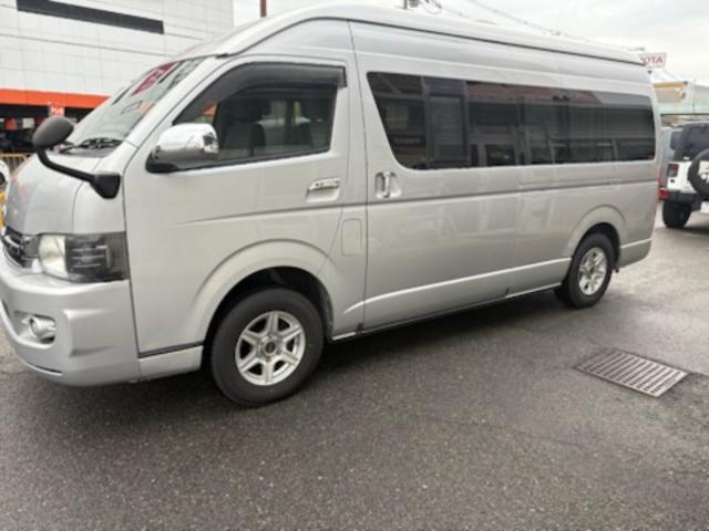 ハイエースバン ＳロングワイドＤＸ　ＧＬパッケージ　キャンピング車・ＲＥＶＯシート・ベッドシステム・ルーフラック・シンク流し台・ルーフ換気扇・ＴＶ・ナビ・バックカメラ・Ｒモニター・テーブル・網戸・１５ＡＷ（10枚目）