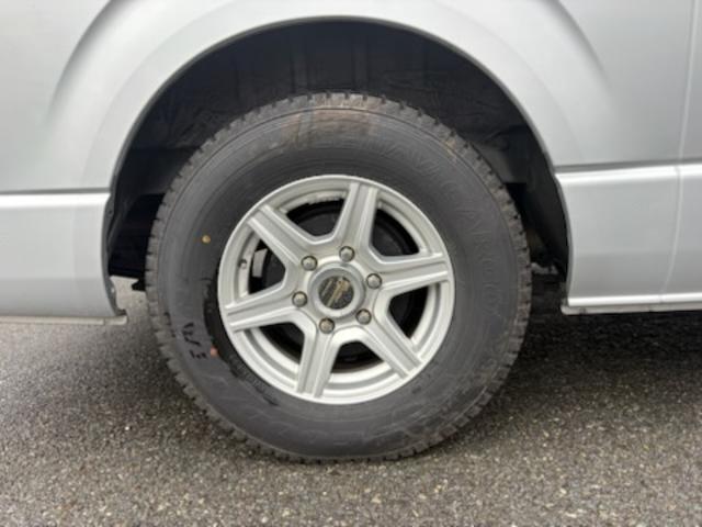 ハイエースバン ＳロングワイドＤＸ　ＧＬパッケージ　キャンピング車・ＲＥＶＯシート・ベッドシステム・ルーフラック・シンク流し台・ルーフ換気扇・ＴＶ・ナビ・バックカメラ・Ｒモニター・テーブル・網戸・１５ＡＷ（13枚目）