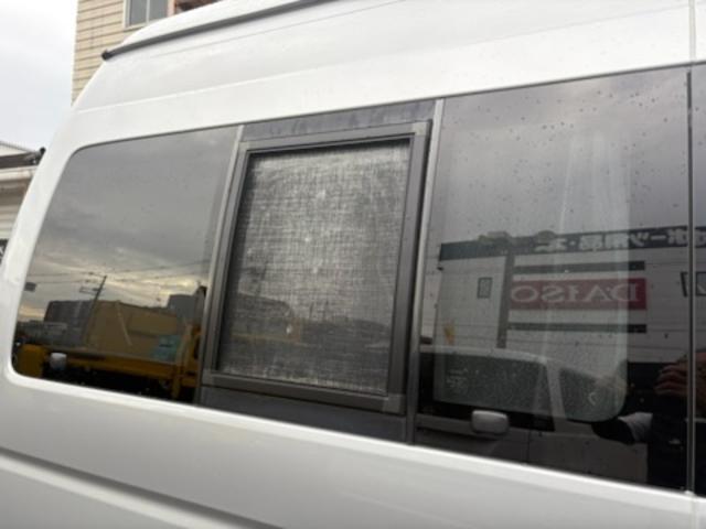 ハイエースバン ＳロングワイドＤＸ　ＧＬパッケージ　キャンピング車・ＲＥＶＯシート・ベッドシステム・ルーフラック・シンク流し台・ルーフ換気扇・ＴＶ・ナビ・バックカメラ・Ｒモニター・テーブル・網戸・１５ＡＷ（25枚目）
