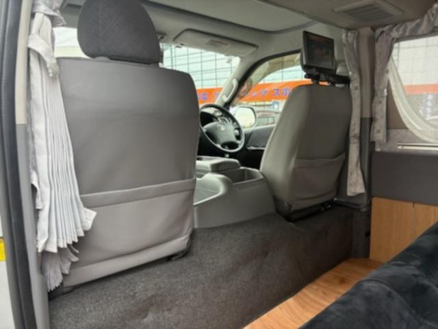 ハイエースバン ＳロングワイドＤＸ　ＧＬパッケージ　キャンピング車・ＲＥＶＯシート・ベッドシステム・ルーフラック・シンク流し台・ルーフ換気扇・ＴＶ・ナビ・バックカメラ・Ｒモニター・テーブル・網戸・１５ＡＷ（26枚目）